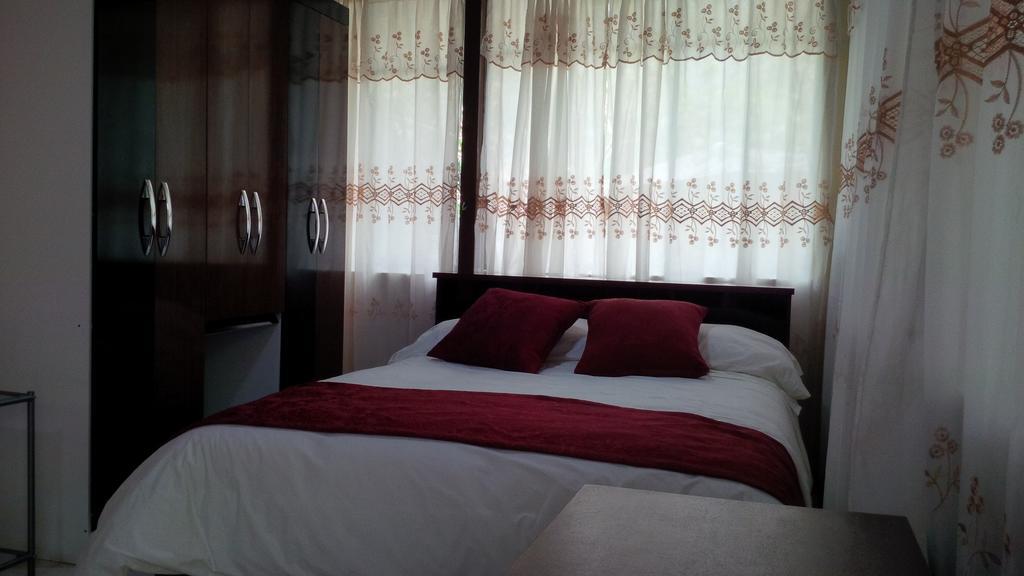 Hostal El Parque Tababela Buitenkant foto