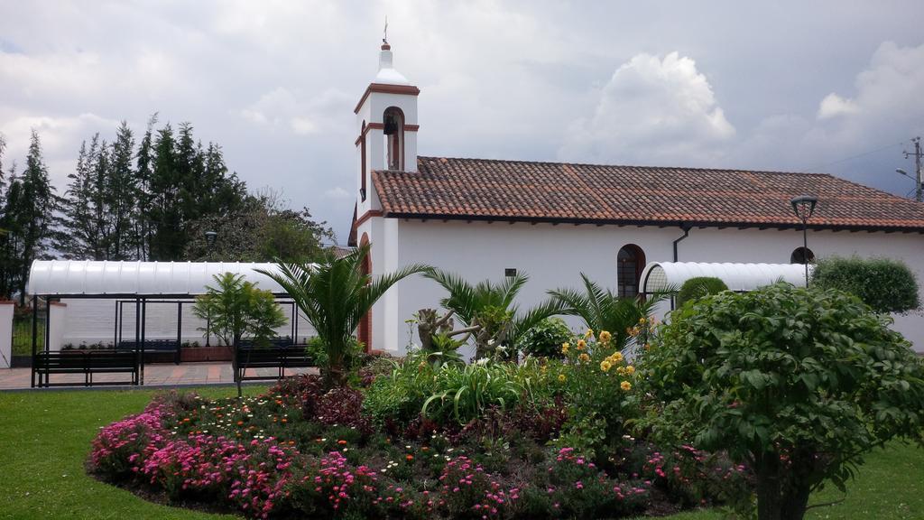 Hostal El Parque Tababela Buitenkant foto