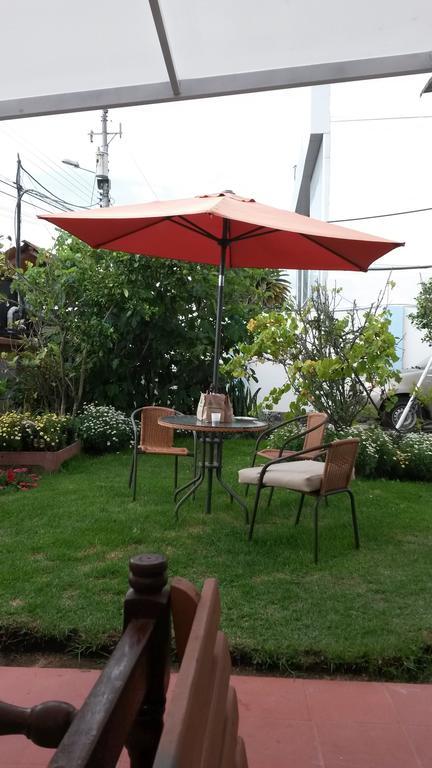 Hostal El Parque Tababela Buitenkant foto