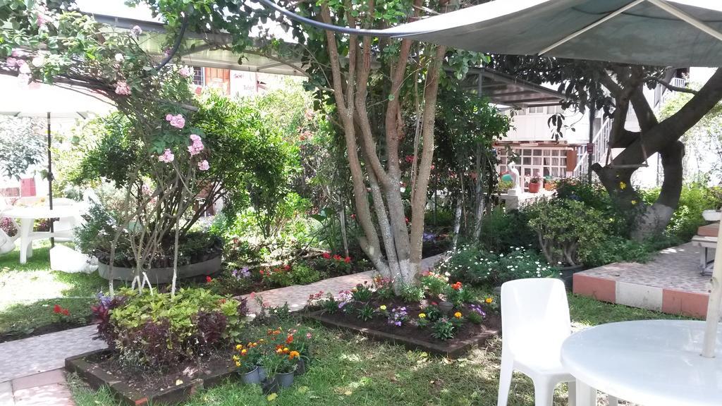 Hostal El Parque Tababela Buitenkant foto