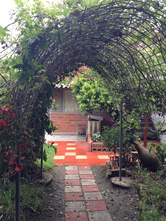 Hostal El Parque Tababela Buitenkant foto