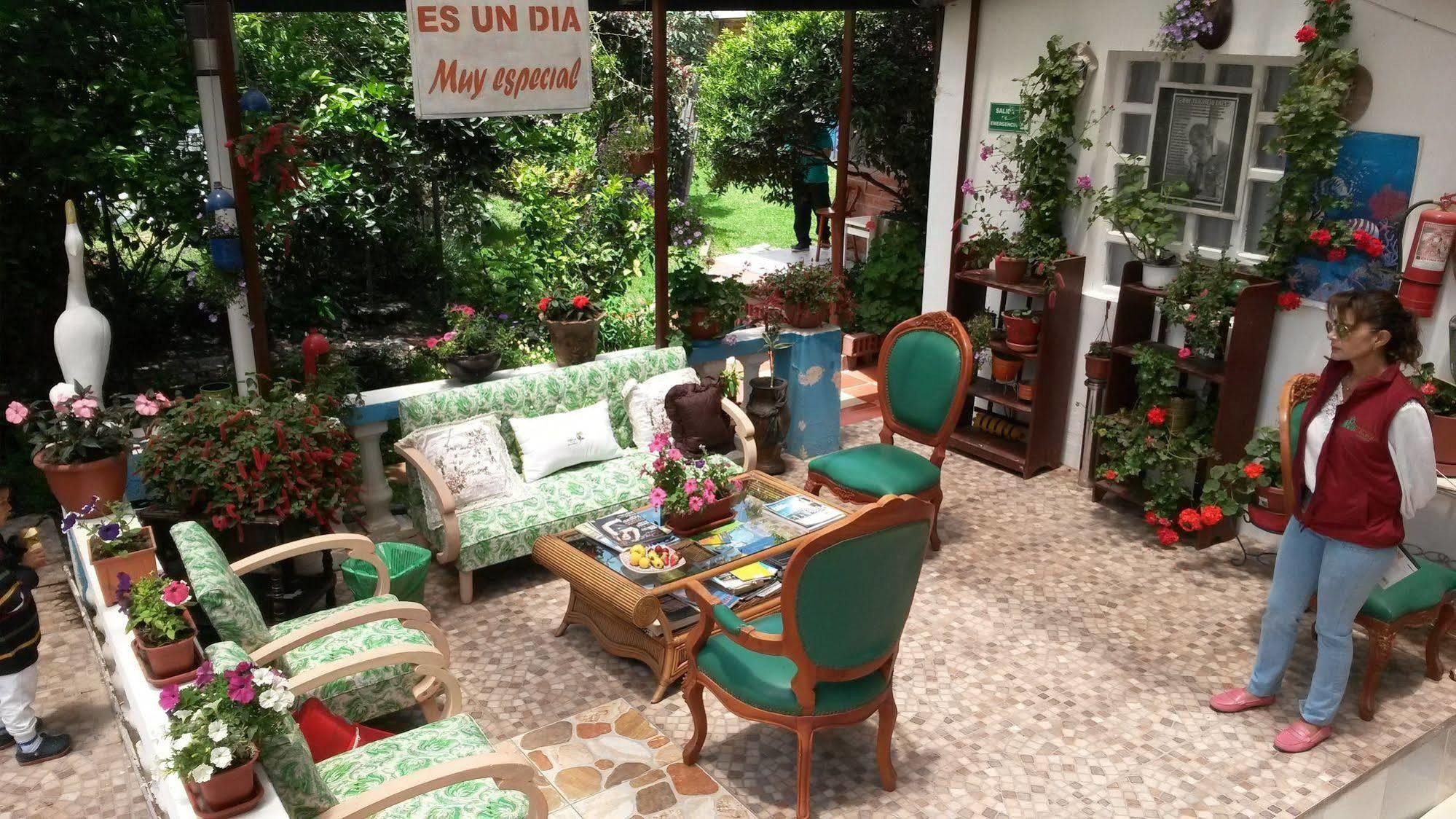 Hostal El Parque Tababela Buitenkant foto