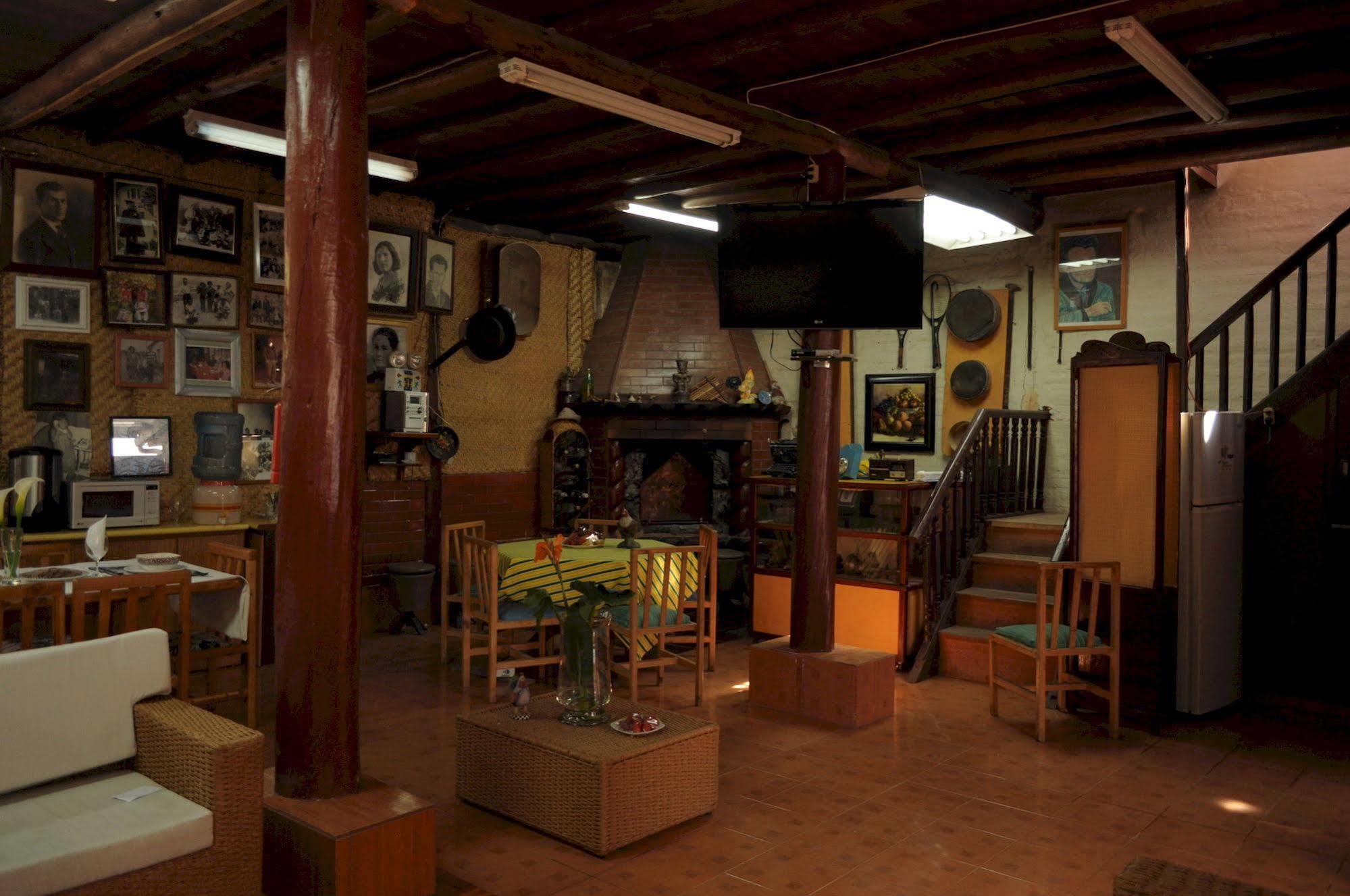 Hostal El Parque Tababela Buitenkant foto