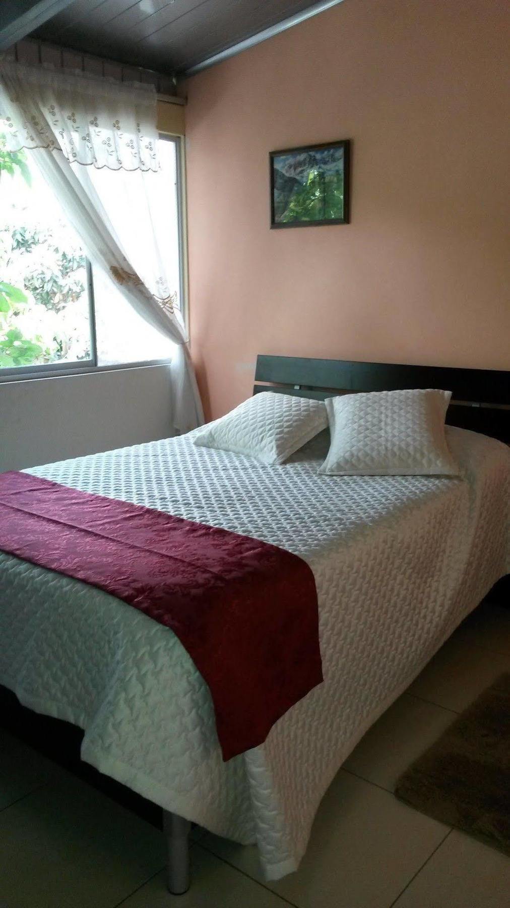 Hostal El Parque Tababela Buitenkant foto