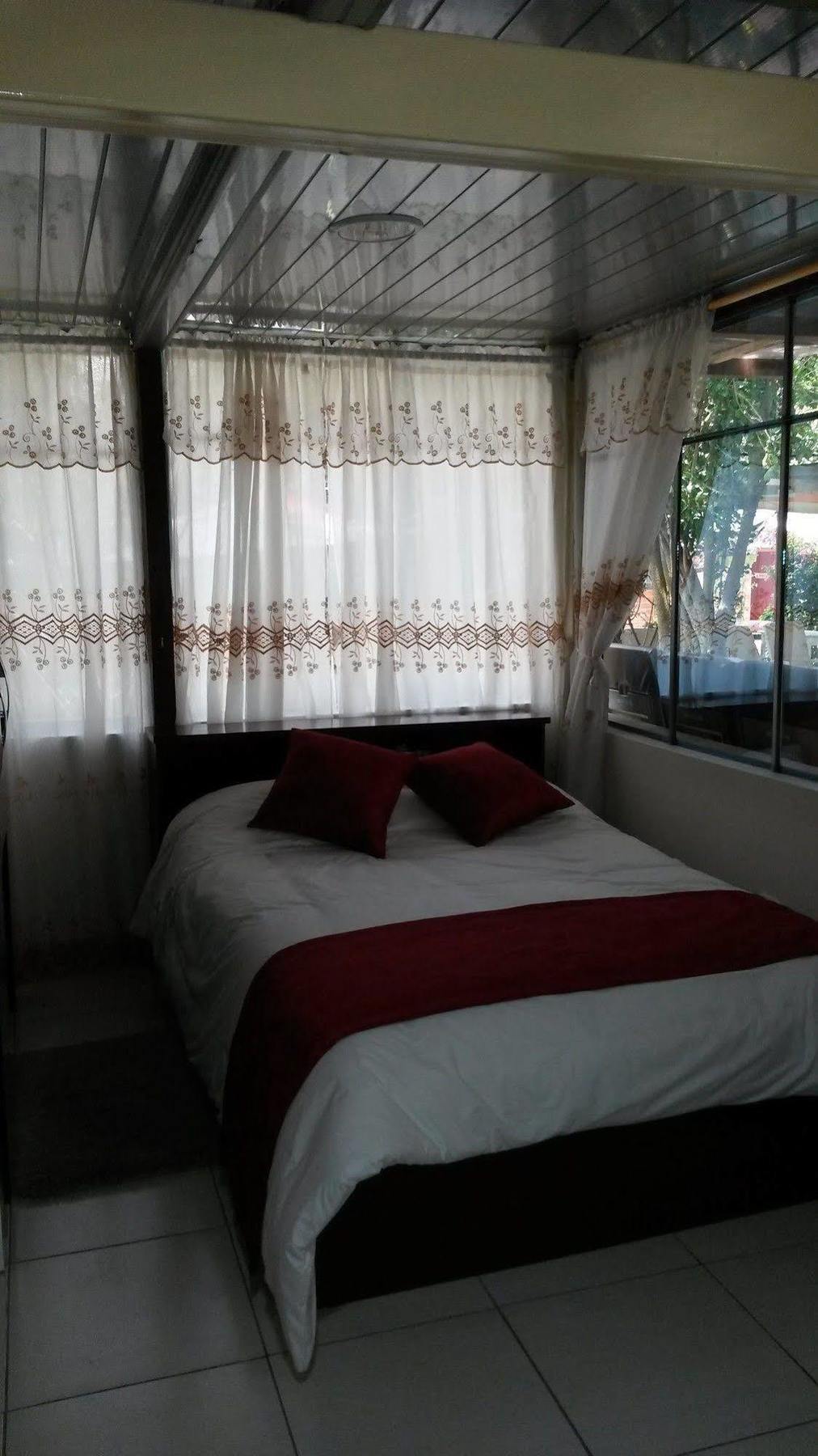 Hostal El Parque Tababela Buitenkant foto