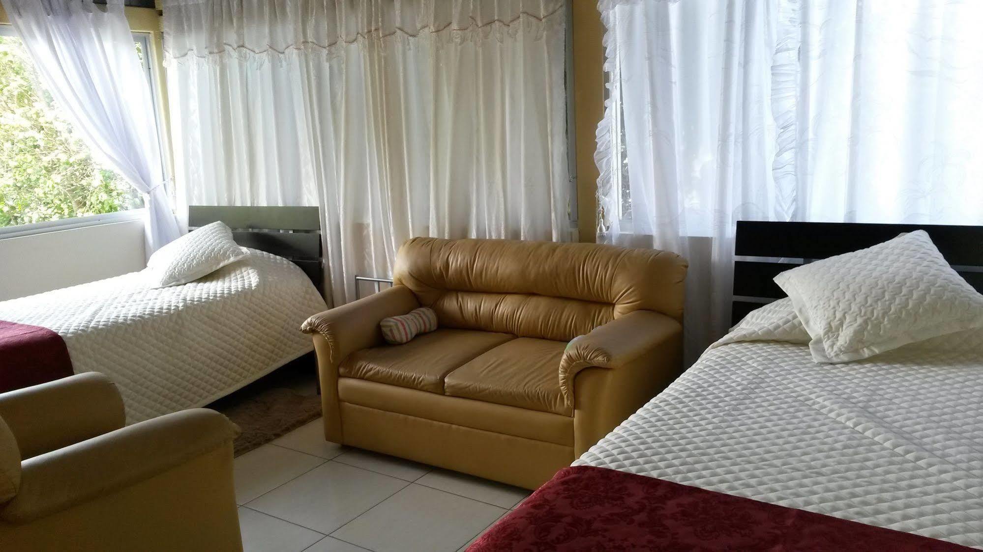 Hostal El Parque Tababela Buitenkant foto