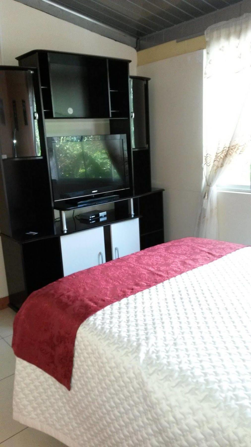 Hostal El Parque Tababela Buitenkant foto