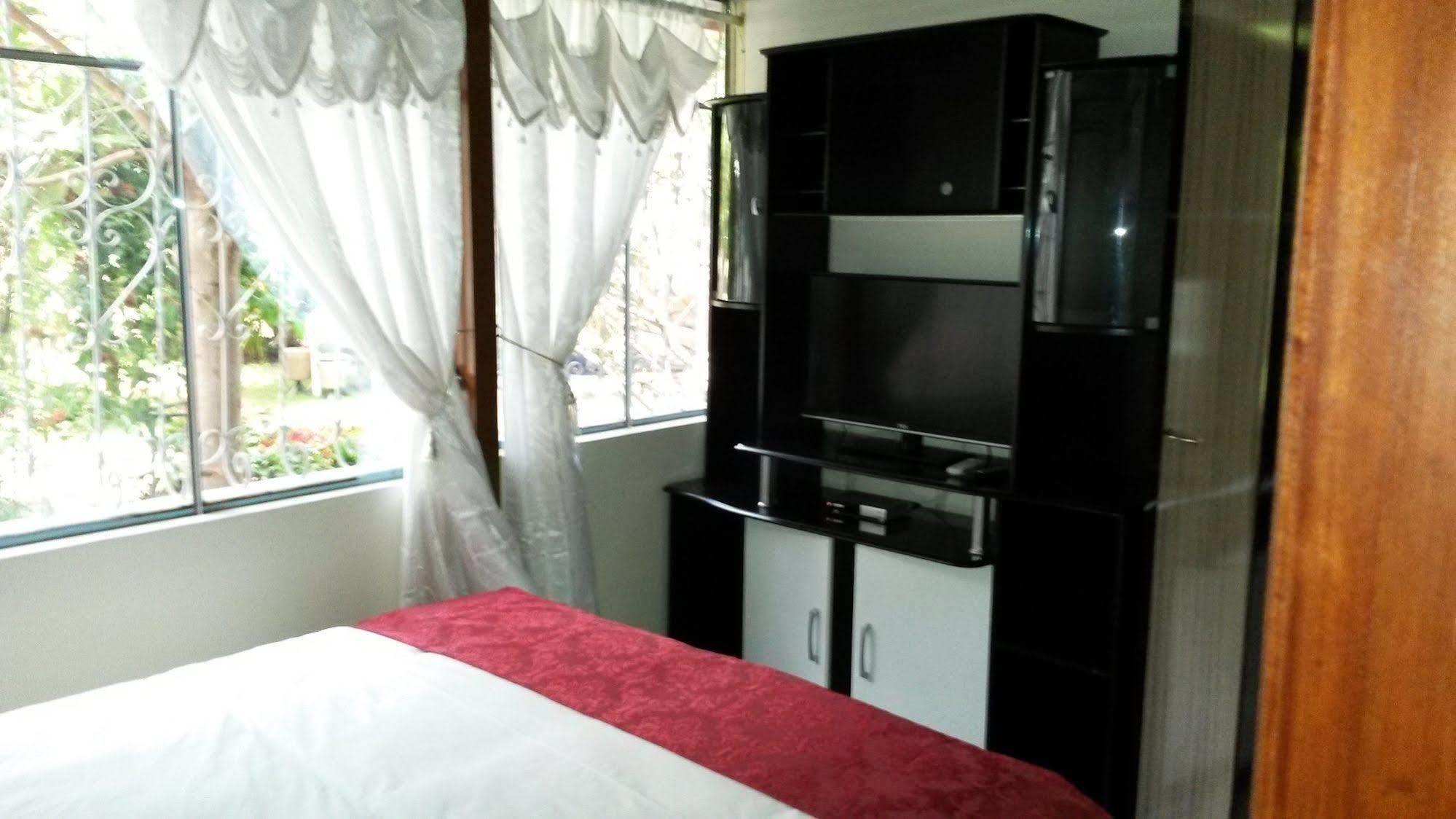Hostal El Parque Tababela Buitenkant foto