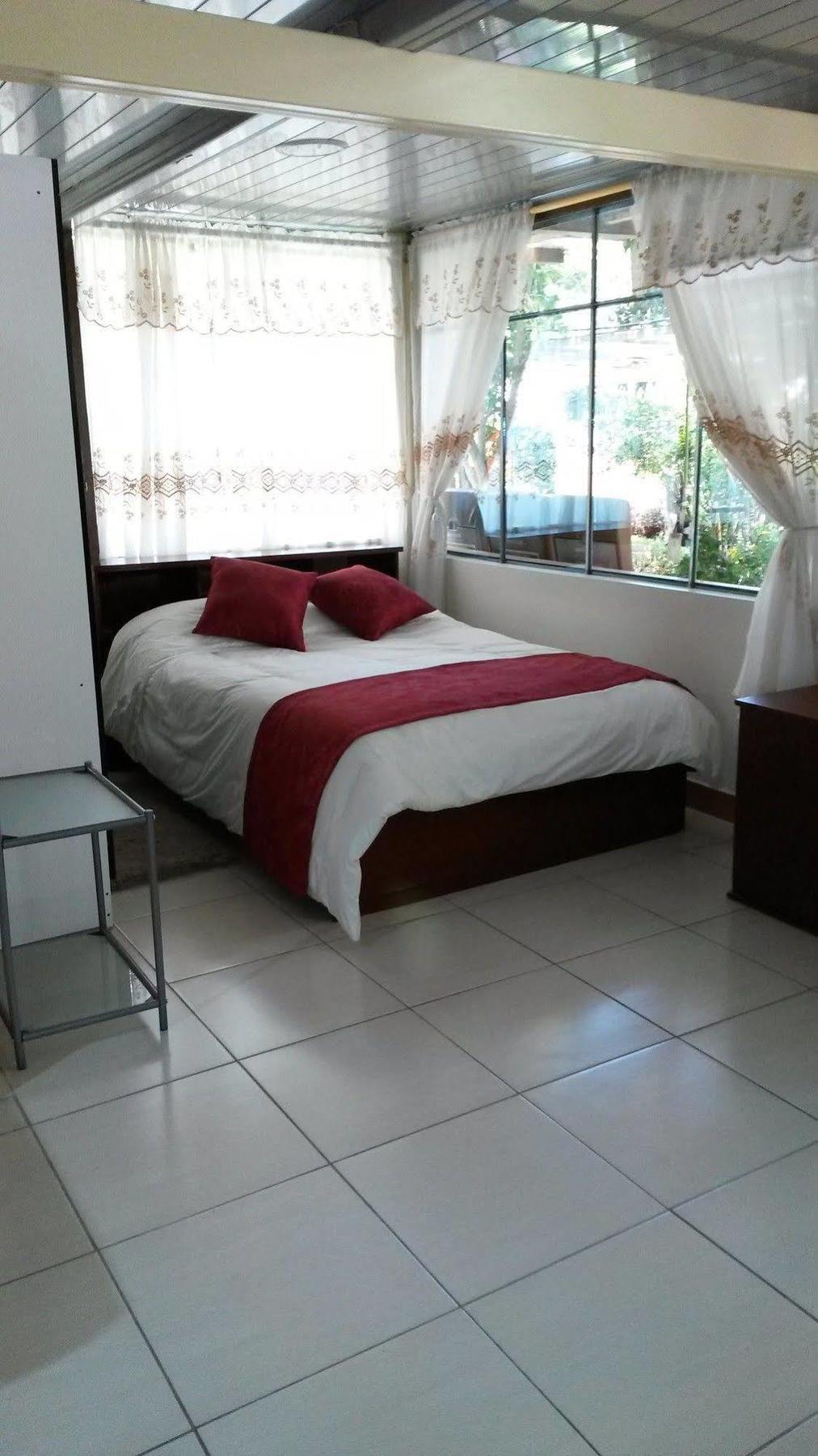 Hostal El Parque Tababela Buitenkant foto