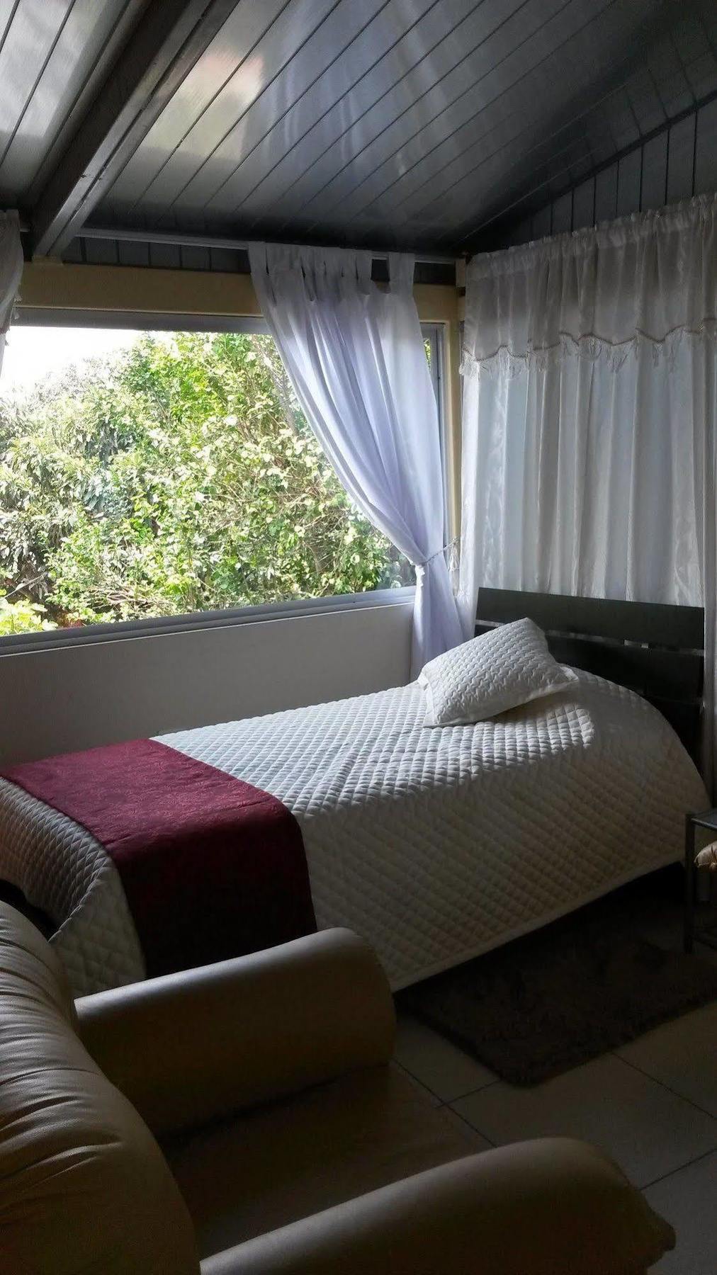 Hostal El Parque Tababela Buitenkant foto