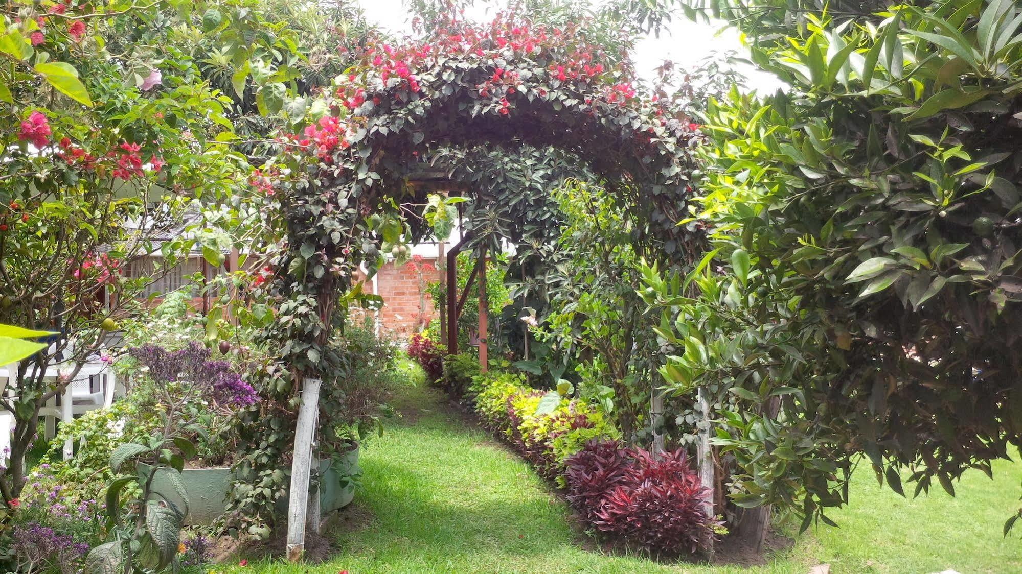 Hostal El Parque Tababela Buitenkant foto